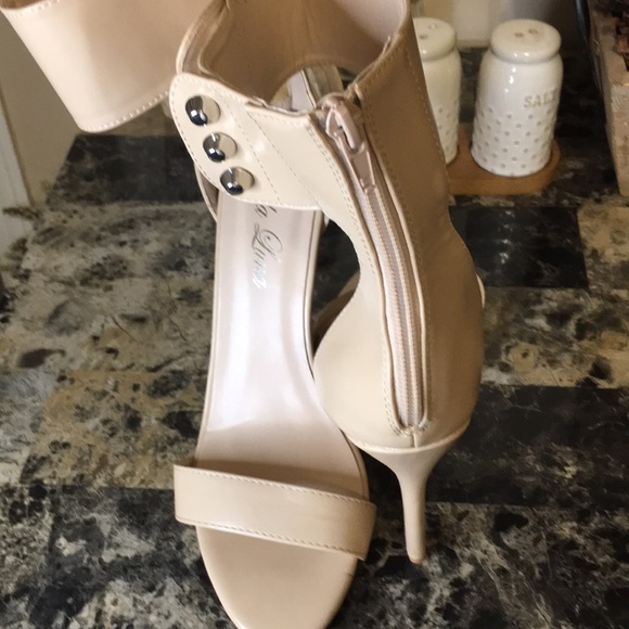 Nude Heels 👠👠 ( - Picture 2 of 3